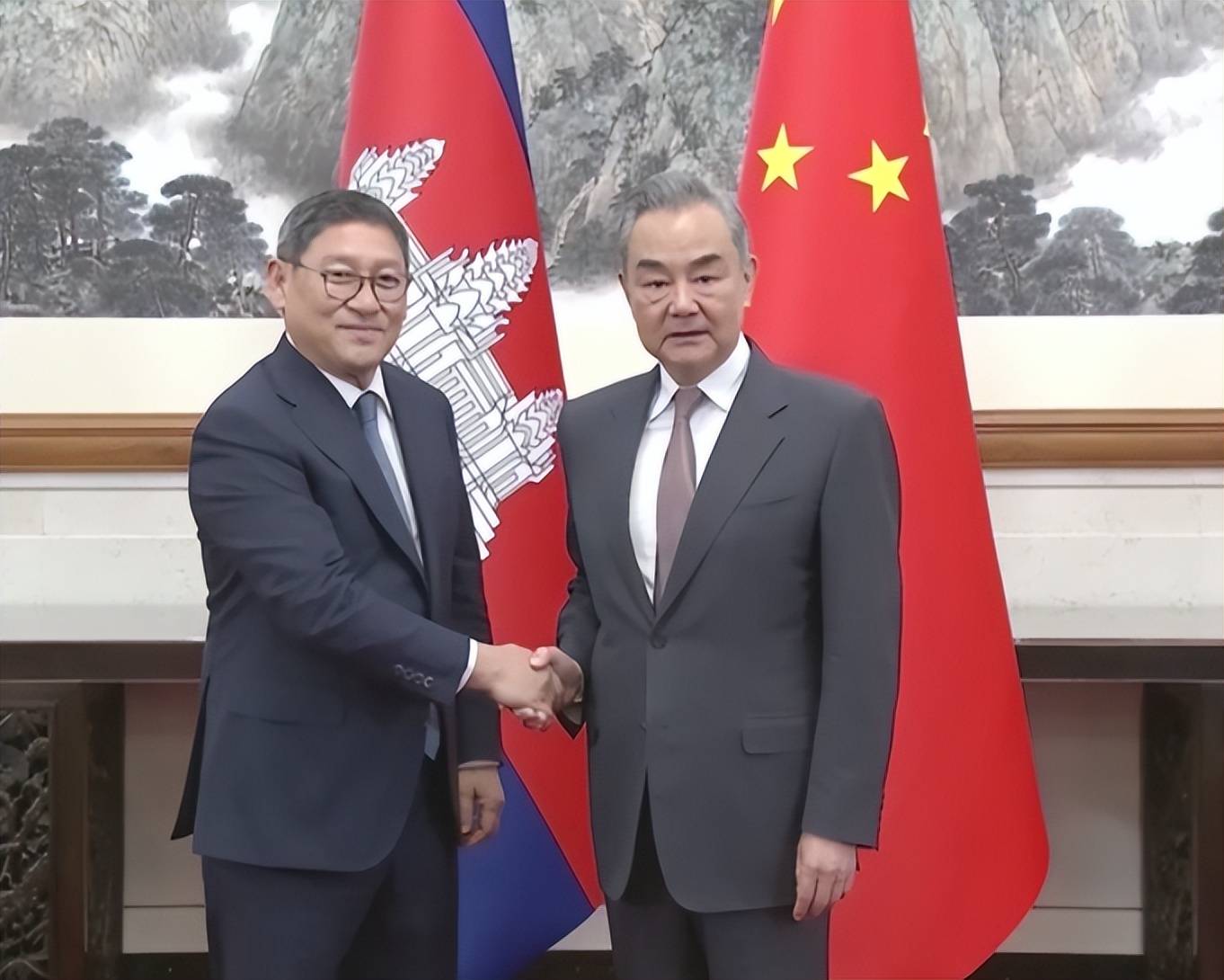 中柬军演还没完，王毅又给柬方送上“大礼”，五角大楼也开始行动