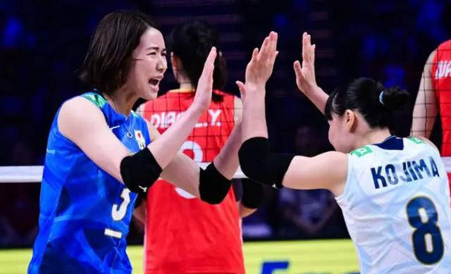 中国女排在世界女排联赛中与日本对战失利，积分下滑，巴黎奥运前景堪忧