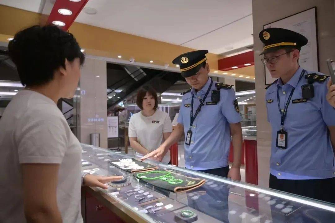 工作人员回应胖东来和田玉专柜挤爆：货源有限，已改为线上约号购买