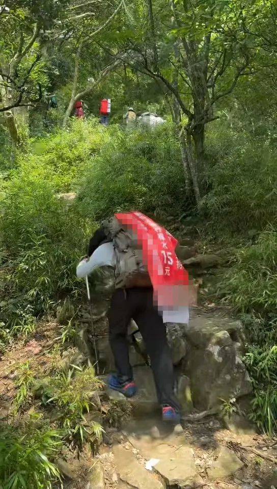 湖南一男子背40公斤蜜雪冰城上武功山售卖，当事人：背了四十杯左右，每杯15元